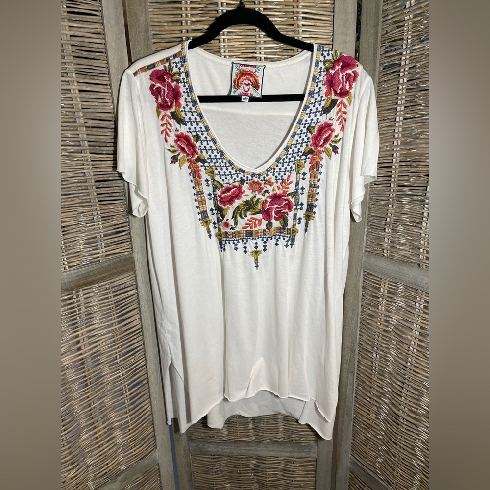 Johnny Was White Floral Embroidered V-Neck Tee - Small